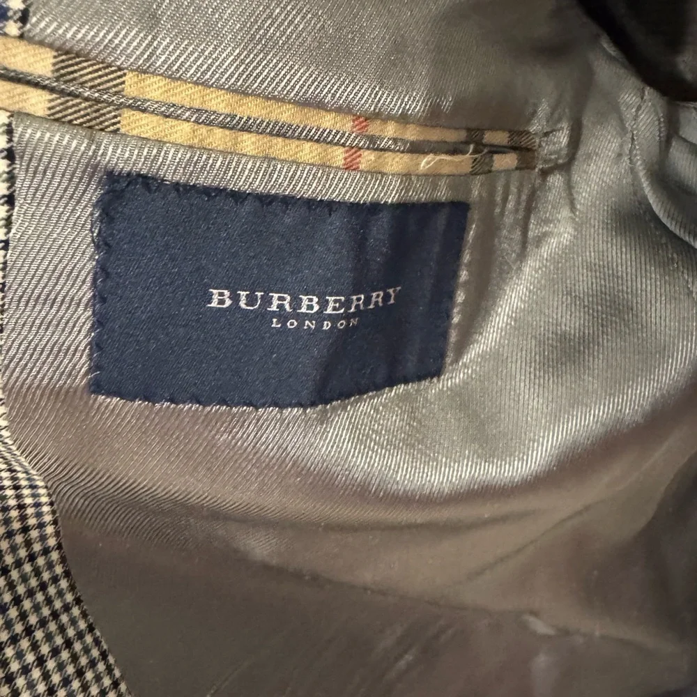 Burberry texture elegance experience